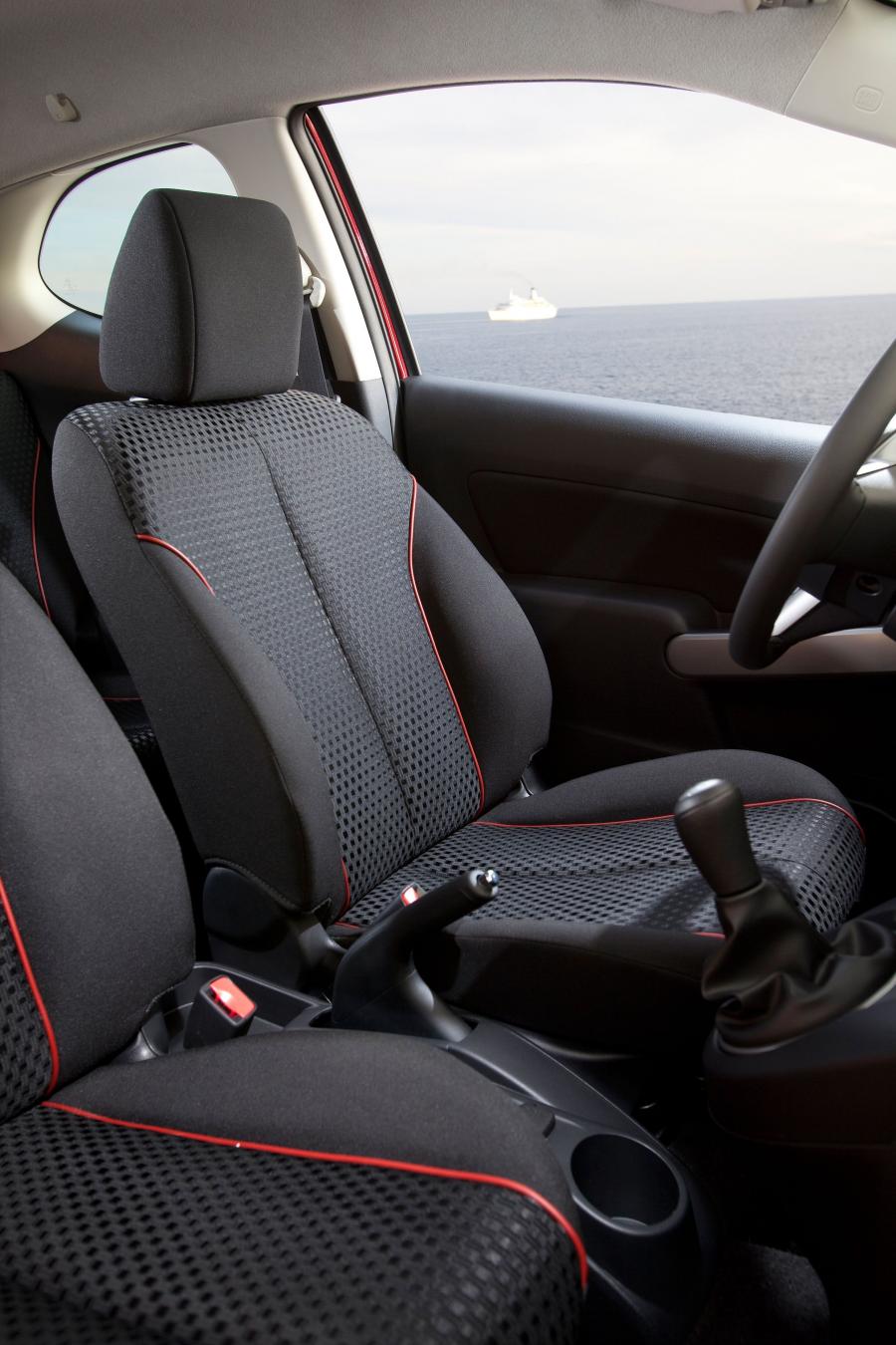  Mazda2 3-Door 2011 года  (фото 14 из 40)